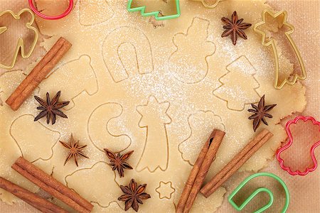 simsearch:400-05736949,k - Gingerbread dough for christmas cookies with colorful cookie cutters and spices Foto de stock - Super Valor sin royalties y Suscripción, Código: 400-07323822