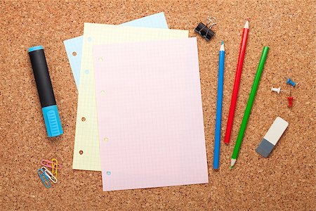 simsearch:400-07481880,k - Blank notepad page on cork wood notice board with office supplies Fotografie stock - Microstock e Abbonamento, Codice: 400-07323835
