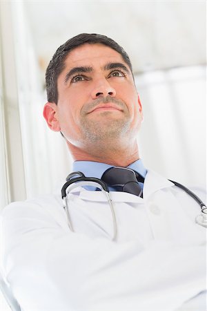 simsearch:400-07334526,k - Low angle view of thoughtful male doctor in hospital Stockbilder - Microstock & Abonnement, Bildnummer: 400-07334398