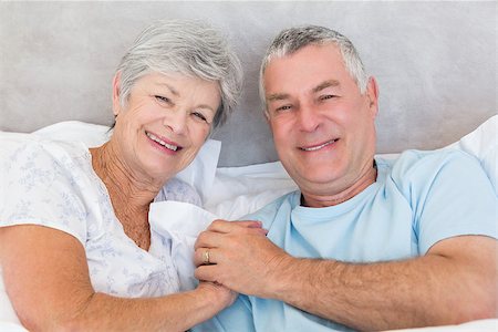 simsearch:400-04310916,k - Portrait of happy senior couple holding hands in bed at home Foto de stock - Royalty-Free Super Valor e Assinatura, Número: 400-07334664