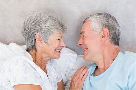 simsearch:400-04310916,k - Smiling senior couple looking at each other in bed Foto de stock - Royalty-Free Super Valor e Assinatura, Número: 400-07334665