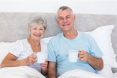 simsearch:400-07334704,k - Portrait of senior couple holding coffee cups in bed at home Stock Photo - Budget Royalty-Free & Subscription, Code: 400-07334684