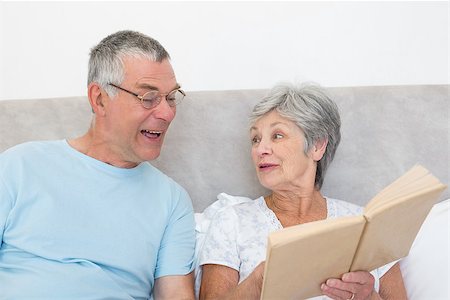 simsearch:400-07334704,k - Senior woman showing book to husband in bed at home Stock Photo - Budget Royalty-Free & Subscription, Code: 400-07334699