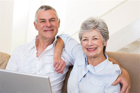 simsearch:400-07334704,k - Portrait of senior couple with laptop sitting on sofa at home Stock Photo - Budget Royalty-Free & Subscription, Code: 400-07334727