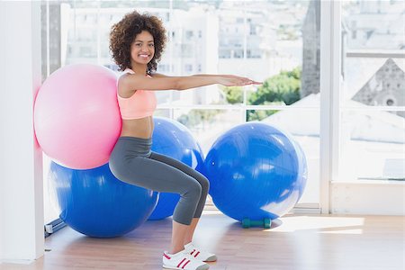 simsearch:400-07925663,k - Side view of a sporty young woman with exercise ball in the fitness studio Stockbilder - Microstock & Abonnement, Bildnummer: 400-07335114