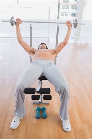 simsearch:400-07333355,k - Full length of a young fit man lifting barbell bench press in the gym Stock Photo - Budget Royalty-Free & Subscription, Code: 400-07335218