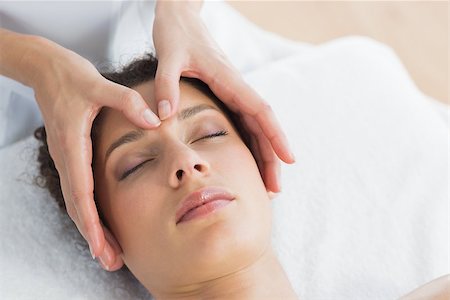 simsearch:400-07335332,k - Closeup of beautiful young woman having head massage in health spa Fotografie stock - Microstock e Abbonamento, Codice: 400-07335369