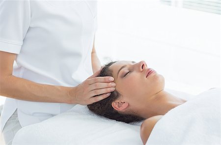 simsearch:400-07335332,k - Relaxed young woman receiving head massage from therapist in spa Fotografie stock - Microstock e Abbonamento, Codice: 400-07335370