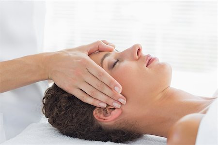 simsearch:400-07335332,k - Side view of beautiful young woman receiving head massage in health spa Fotografie stock - Microstock e Abbonamento, Codice: 400-07335371