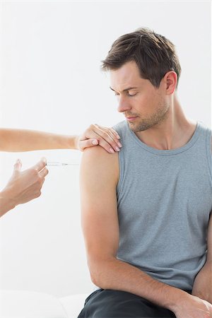 simsearch:400-05747141,k - Cropped image of doctor injecting man on arm in clinic Foto de stock - Super Valor sin royalties y Suscripción, Código: 400-07335401