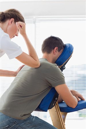 simsearch:400-07335332,k - Man receiving back massage from therapist in hospital Fotografie stock - Microstock e Abbonamento, Codice: 400-07335417