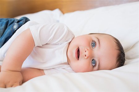 simsearch:400-07329323,k - Cute baby boy lying in bed Foto de stock - Royalty-Free Super Valor e Assinatura, Número: 400-07335731