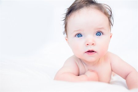 Portrait of lovely baby with blue eyes lying in bed Photographie de stock - Aubaine LD & Abonnement, Code: 400-07335774