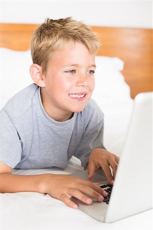 simsearch:6109-07497247,k - Blonde boy lying on bed using laptop at home in bedroom Foto de stock - Super Valor sin royalties y Suscripción, Código: 400-07336152
