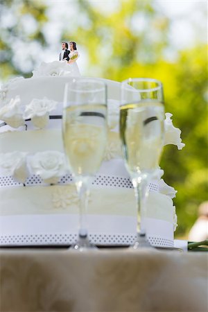 simsearch:400-04741437,k - Close-up of wedding cake and champagne flutes at the park Stock Photo - Budget Royalty-Free & Subscription, Code: 400-07336464