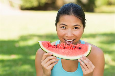 simsearch:673-03826452,k - Close-up portrait of a cheerful young woman eating watermelon in the park Foto de stock - Super Valor sin royalties y Suscripción, Código: 400-07336676