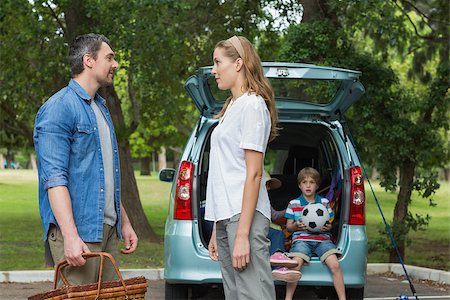 Side view of a couple with picnic basket while kids sitting in car trunk Stock Photo - Budget Royalty-Free & Subscription, Code: 400-07336873