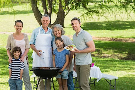 simsearch:649-07436855,k - Portrait of an extended family standing at barbecue in the park Stockbilder - Microstock & Abonnement, Bildnummer: 400-07337166