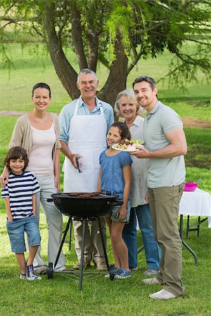 simsearch:649-07436855,k - Portrait of an extended family standing at barbecue in the park Stockbilder - Microstock & Abonnement, Bildnummer: 400-07337168