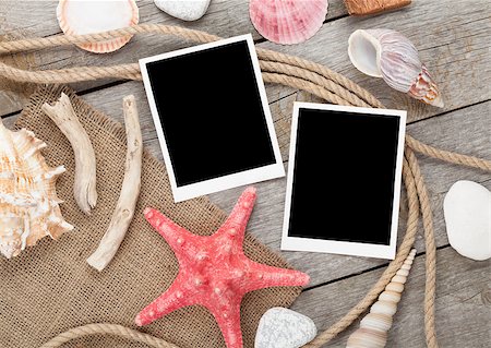 simsearch:400-07179654,k - Blank photo frames with ship rope and seashells over wooden background Photographie de stock - Aubaine LD & Abonnement, Code: 400-07337838