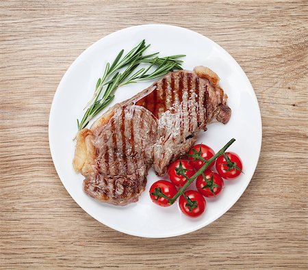 simsearch:400-08495308,k - Sirloin steak with rosemary and cherry tomatoes on a plate. View from above Foto de stock - Super Valor sin royalties y Suscripción, Código: 400-07337850