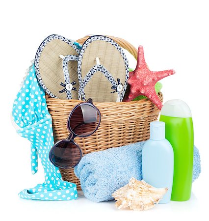 simsearch:400-07167440,k - Beach items in basket. Isolated on white background Foto de stock - Super Valor sin royalties y Suscripción, Código: 400-07337865