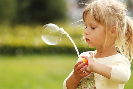 small babies in park - a little girl with soap bubbles Photographie de stock - Aubaine LD & Abonnement, Code: 400-07331133