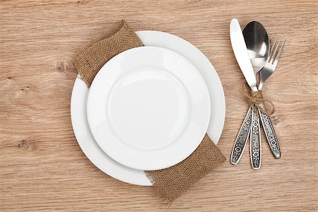 simsearch:400-07331603,k - Empty plate and silverware set on wooden table Foto de stock - Super Valor sin royalties y Suscripción, Código: 400-07331569