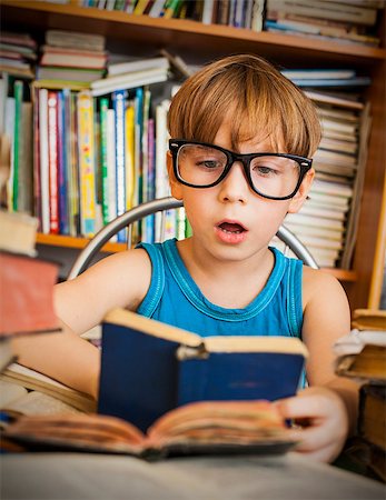 sleeping in a classroom - Educational theme: schoolchildren in a classroom. Foto de stock - Super Valor sin royalties y Suscripción, Código: 400-07331910