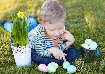 field of daffodil pictures - cheerful positive little boy holding colorful eggs at easter time Photographie de stock - Aubaine LD & Abonnement, Code: 400-07332330