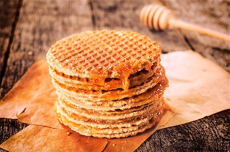 Homemade pancakes stuffed with honey on the table.Selective focus on the top of pancakes Stockbilder - Microstock & Abonnement, Bildnummer: 400-07332371