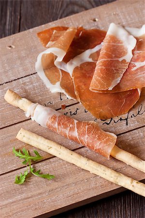 simsearch:400-08070576,k - Grissini bread sticks with prosciutto ham and arugula on wooden board. Foto de stock - Super Valor sin royalties y Suscripción, Código: 400-07332559