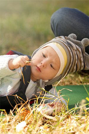 simsearch:400-06737087,k - Baby outdoors close to nature and have fun Fotografie stock - Microstock e Abbonamento, Codice: 400-07332735