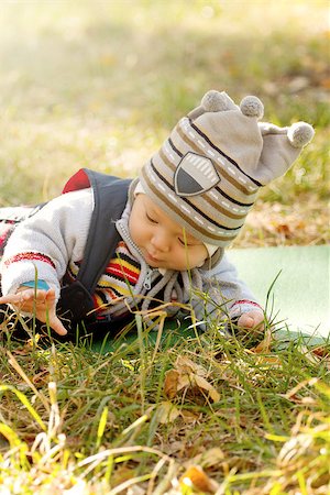 simsearch:400-06737087,k - Baby outdoors close to nature and have fun Fotografie stock - Microstock e Abbonamento, Codice: 400-07332731