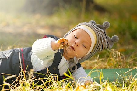 simsearch:400-06737087,k - Baby outdoors close to nature and have fun Fotografie stock - Microstock e Abbonamento, Codice: 400-07332733