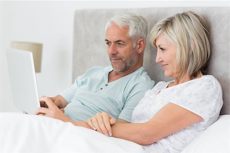 simsearch:649-08381051,k - Concentrated mature couple using digital tablet in bed at home Stockbilder - Microstock & Abonnement, Bildnummer: 400-07333771