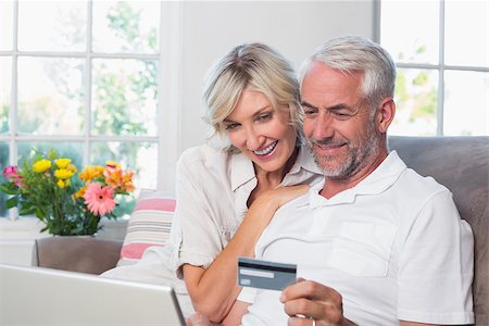 simsearch:400-07268814,k - Happy mature couple doing online shopping through laptop and credit card at home Foto de stock - Royalty-Free Super Valor e Assinatura, Número: 400-07344200