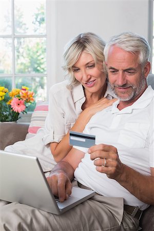 simsearch:400-07268814,k - Happy mature couple doing online shopping through laptop and credit card at home Foto de stock - Royalty-Free Super Valor e Assinatura, Número: 400-07344213