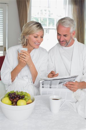 simsearch:6113-07906204,k - Mature couple reading newspaper while having breakfast at home Stockbilder - Microstock & Abonnement, Bildnummer: 400-07344268