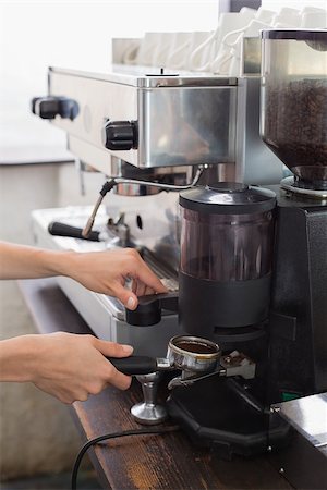 portafilter - Close-up mid section of a barista prepares espresso in coffee shop Stock Photo - Budget Royalty-Free & Subscription, Code: 400-07345212