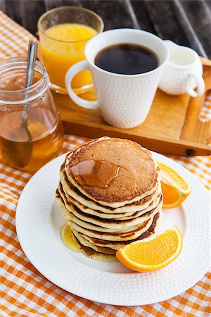 simsearch:400-06736285,k - Stack of freshly prepared pancakes for breakfast Foto de stock - Super Valor sin royalties y Suscripción, Código: 400-07348142