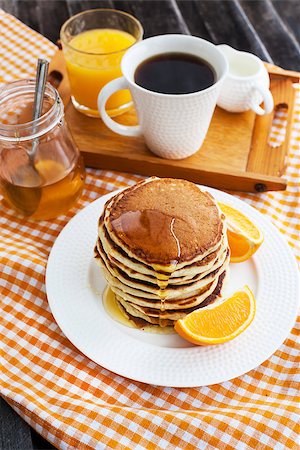 simsearch:400-06736285,k - Stack of freshly prepared pancakes for breakfast Foto de stock - Super Valor sin royalties y Suscripción, Código: 400-07348143