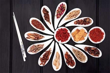 simsearch:400-07169572,k - Chinese herbal medicine selection in white china bowls with chopsticks. Foto de stock - Super Valor sin royalties y Suscripción, Código: 400-07405253