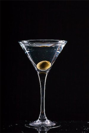 simsearch:400-06911029,k - modern fresh coctail on the black background Foto de stock - Royalty-Free Super Valor e Assinatura, Número: 400-07405535