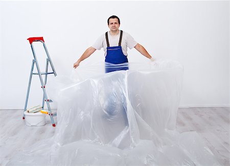 simsearch:400-08796800,k - Worker preparing to paint a room - laying protective plastic film layer Foto de stock - Royalty-Free Super Valor e Assinatura, Número: 400-07405966