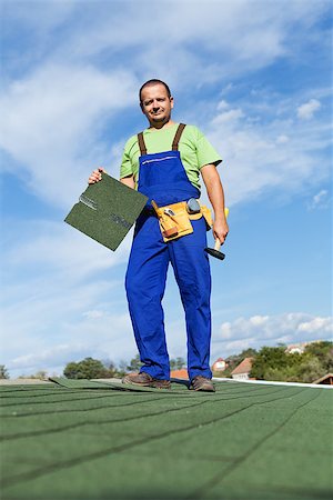 simsearch:400-05674138,k - Worker installing bitumen roof shingles - standing on top of building Foto de stock - Super Valor sin royalties y Suscripción, Código: 400-07405967