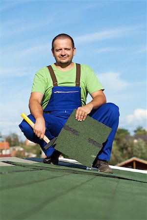 simsearch:400-05674138,k - Worker installing bitumen roof shingles in summer time Foto de stock - Super Valor sin royalties y Suscripción, Código: 400-07405968