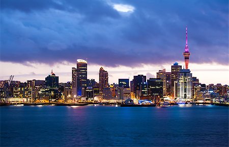 simsearch:841-07653336,k - Skyline photo of the biggest city in the New Zealand, Auckland. The photo was taken after sunset across the bay Photographie de stock - Aubaine LD & Abonnement, Code: 400-07406094