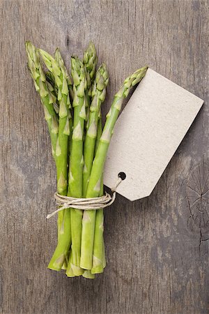 simsearch:6113-08985957,k - bunch of green asparagus tied with twine and tag, rustic style for market Stockbilder - Microstock & Abonnement, Bildnummer: 400-07406712