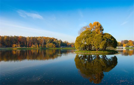 simsearch:400-05732419,k - Idyllic  park area near blue lake in spring Fotografie stock - Microstock e Abbonamento, Codice: 400-07407433